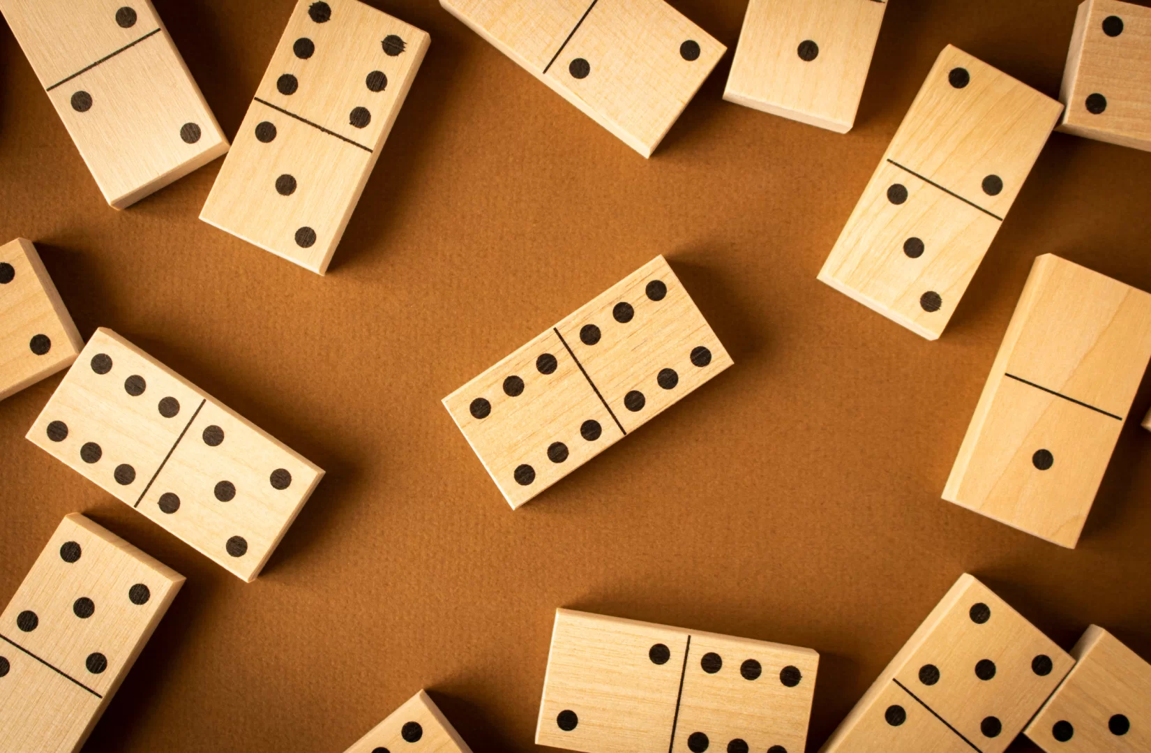 Šeimos stalo žaidimų vakaras | DOMINO