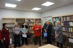 Vilniaus miesto savivaldybės centrinės bibliotekos direktorė Rima Gražienė sveikina darbuotojus ir lankytojus Dzūkų bibliotekos atidarymo proga