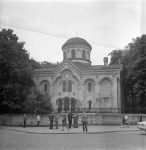 Vilniaus Šv. kankinės Paraskevos cerkvė. Nuotrauka kairėje M. Sakalauskas XX a. II pusė – dešinėje G. Grigėnaitė (2017 m.)