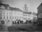 Pilies gatvė. Nuotrauka kairėje M. Sakalauskas XX a. II pusė – dešinėje I. Šernaitė (2017 m.)