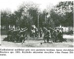 Gediminėnai meldžiasi prie savo pastatyto kryžiaus Apsos stovykloje Breslavo apskr. 1931 m.