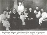 Žižmarų šeima Petrapilyje 1917 m. Iš kairės genovaitė, Jonas, tėvas Pranciškus, Bernarda, už jos Elena, Aleksandras, motina Rozalija, Pranas, Veronika